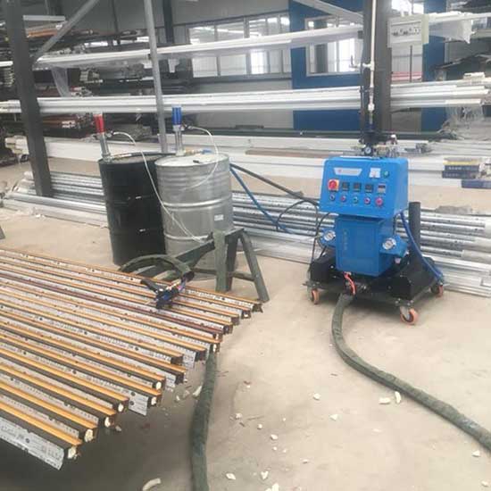 斷橋鋁專(zhuān)用發(fā)泡機(jī)Q2600D(圖1) 定時(shí)定量JNJX-Q2600D斷橋鋁專(zhuān)用發(fā)泡機(jī)